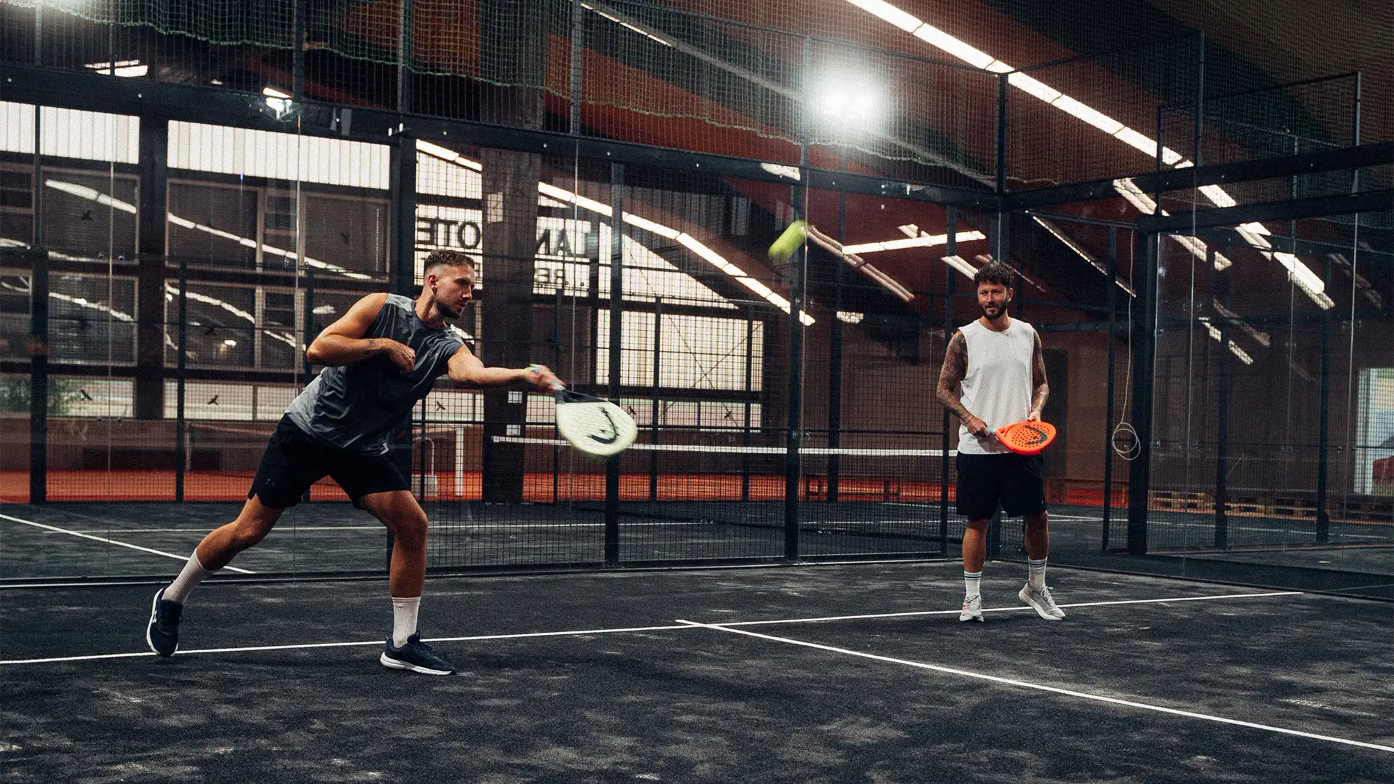Ballwechsel auf dem Court von PADEL72