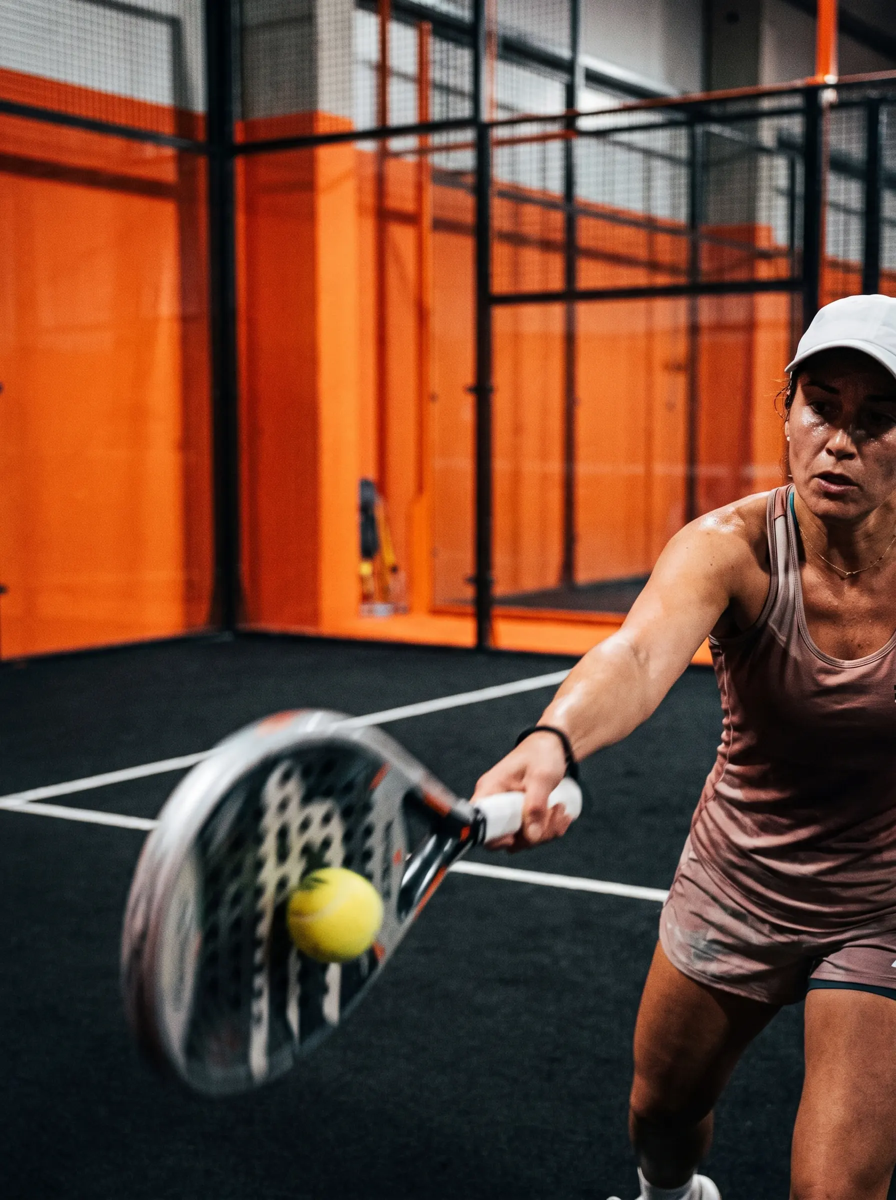 Padel-Spieler springt am Netz zum Smash